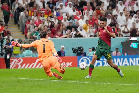 Goncalo Ramos de Portugal, a la derecha, anota el quinto gol de su equipo durante el partido de ...
