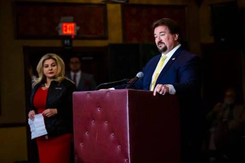 Michael McDonald, presidente del Partido Republicano de Nevada, presenta a la concejal de Las V ...