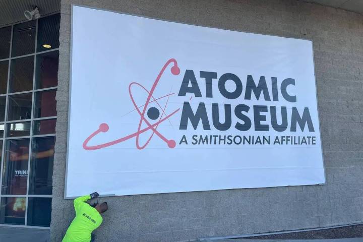 Un obrero instala un nuevo cartel para señalar el cambio de nombre de Atomic Museum de Las Veg ...