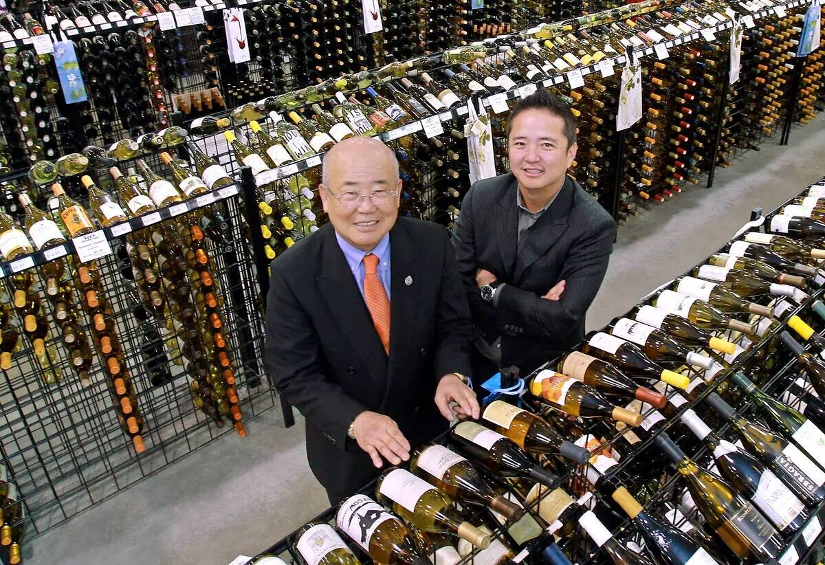 Hae Un Lee, director ejecutivo de Lee's Liquor, desde la izquierda, posa con su hijo Kenny Lee, ...