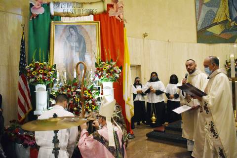 La misa en honor de la Virgen de Guadalupe fue oficiada por los sacerdotes Miguel Corral y Greg ...