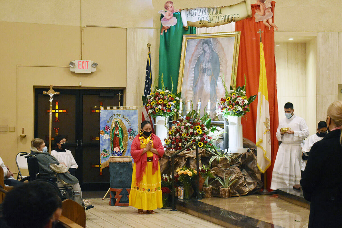 La misa en honor de la Virgen de Guadalupe fue oficiada por los sacerdotes Miguel Corral y Greg ...