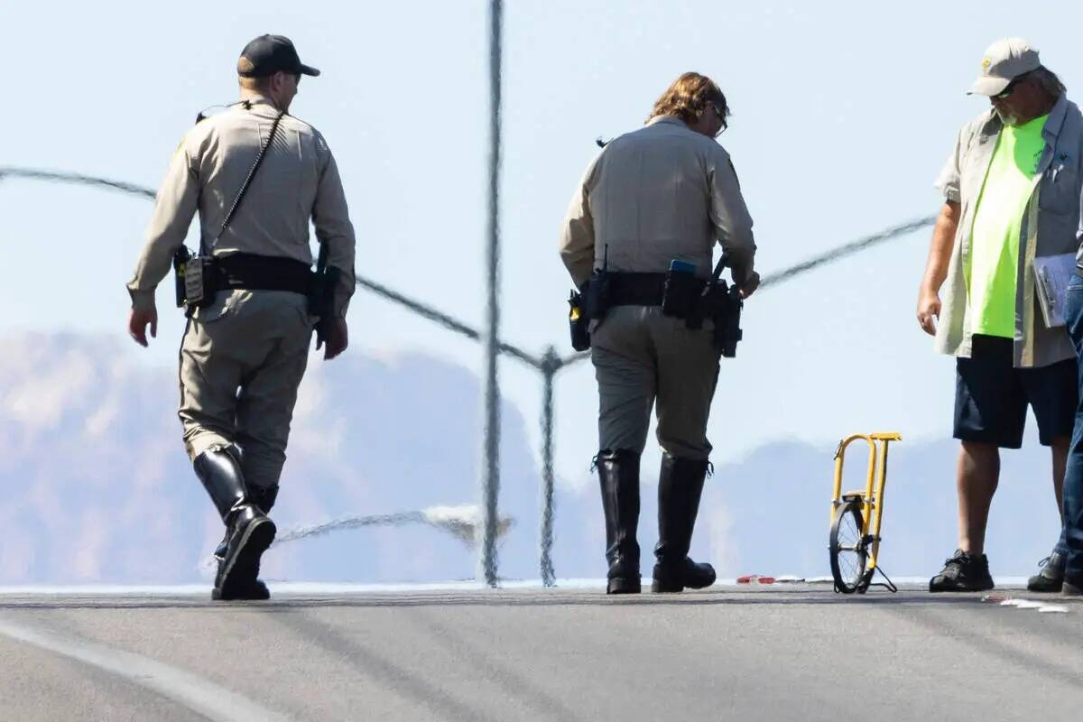 La policía de Las Vegas investiga una colisión fatal que involucra a una motocicleta y un cam ...