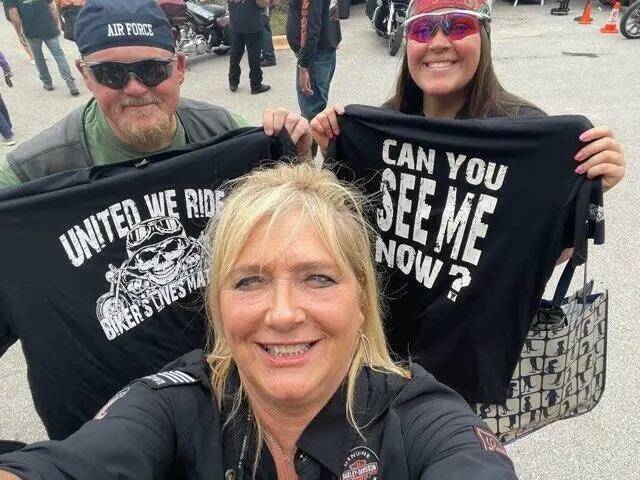 Laurie Montoya (en el centro) con dos simpatizantes de BikerDown. (Foto cortesía de Laurie Mon ...