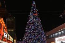 En esta imagen capturada de video, Fremont Street Experience enciende su árbol de Navidad el m ...