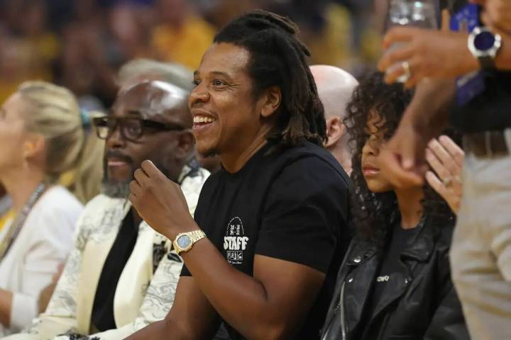 Jay-Z observa durante la primera mitad del Juego 5 de NBA Finals de básquetbol entre los Golde ...