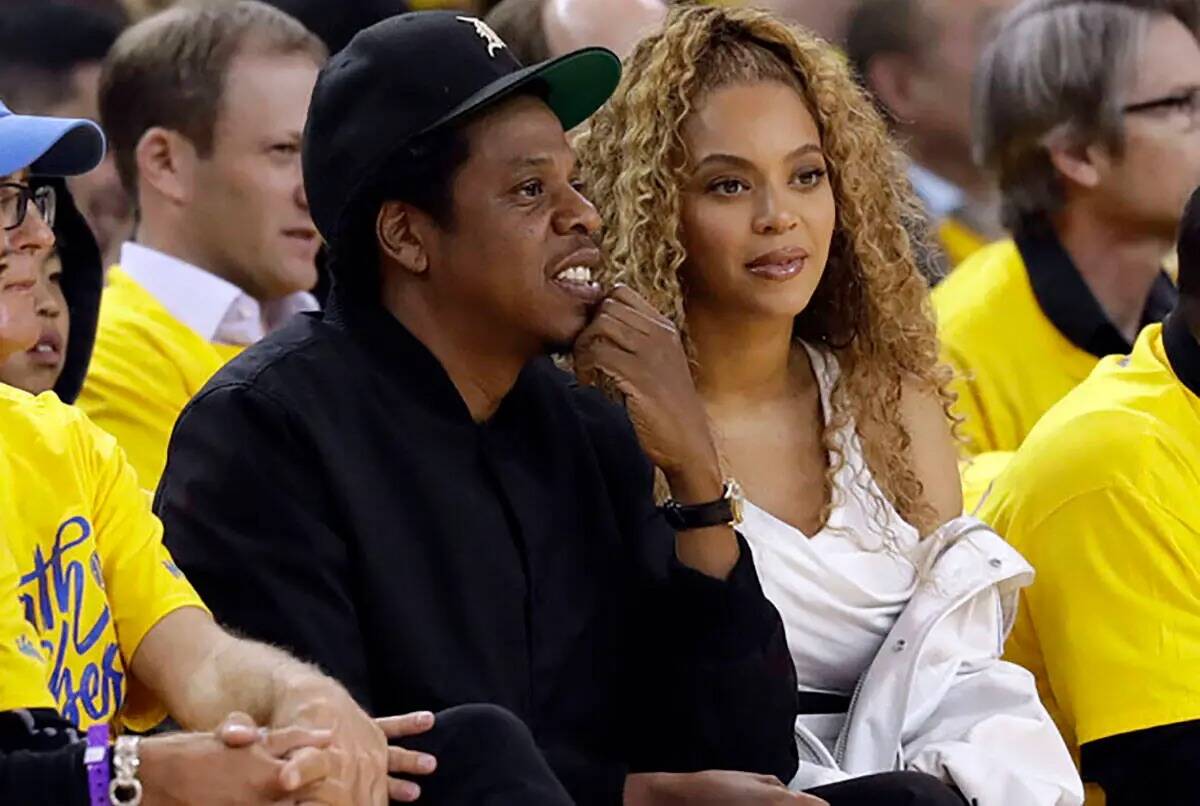 Jay-Z y Beyonce ven un partido de playoffs de la NBA entre Golden State y New Orleans Pelicans ...