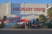 Miembros de Culinary Union caminan frente a la oficina el jueves 6 de octubre de 2022. (Jimmy R ...