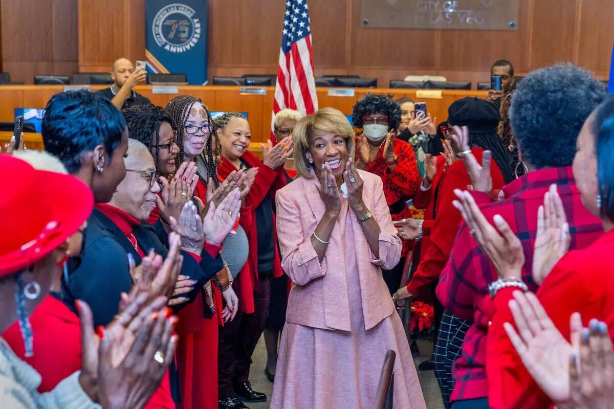 La alcaldesa de North Las Vegas Pamela Goynes-Brown, en el centro, es aplaudida por sus hermana ...