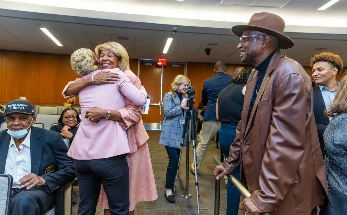 La alcaldesa de North Las Vegas Pamela Goynes-Brown, recibe un abrazo mientras su esposo Romero ...