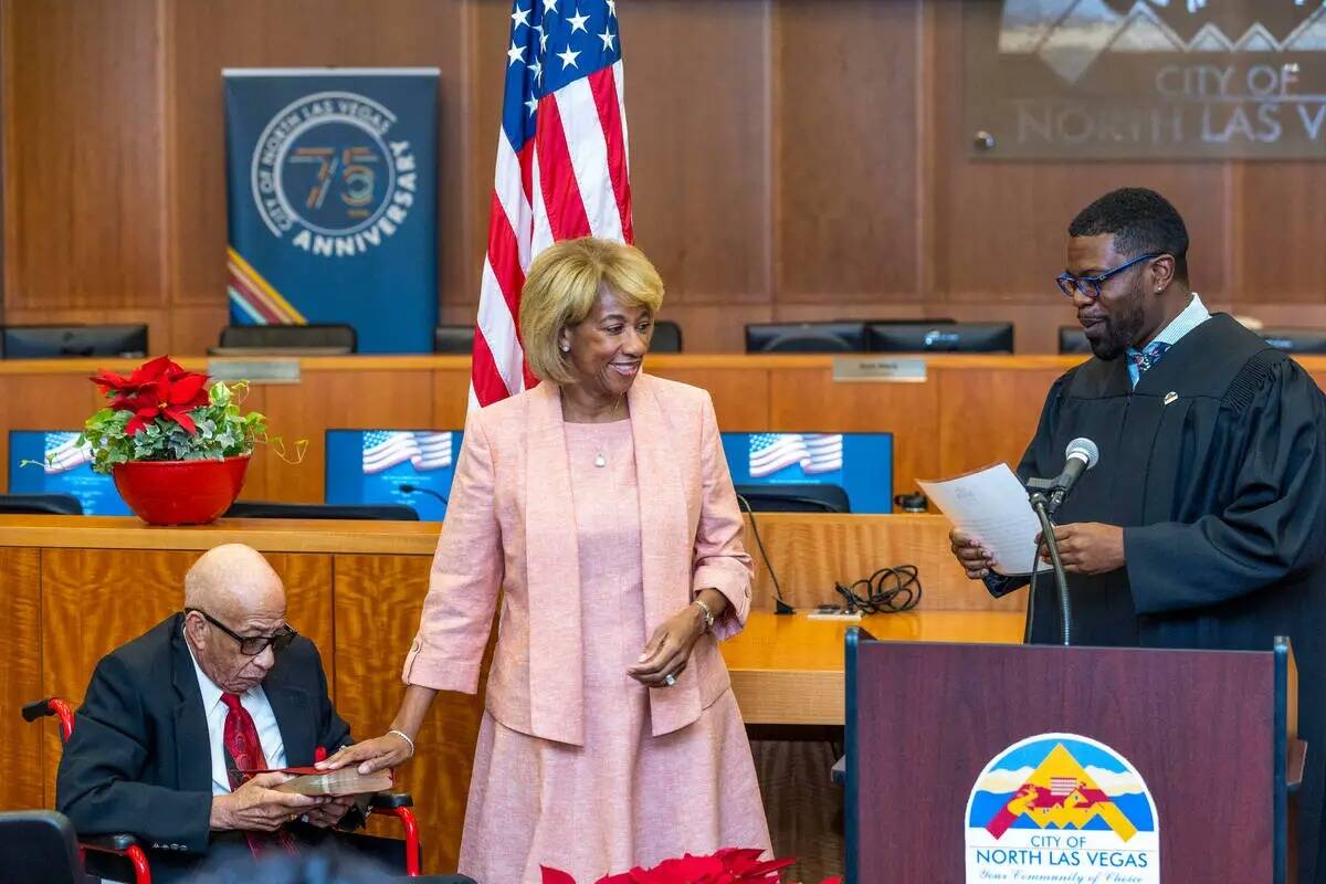 La alcaldesa de North Las Vegas, Pamela Goynes-Brown, en el centro, es nombrada por el juez Cou ...