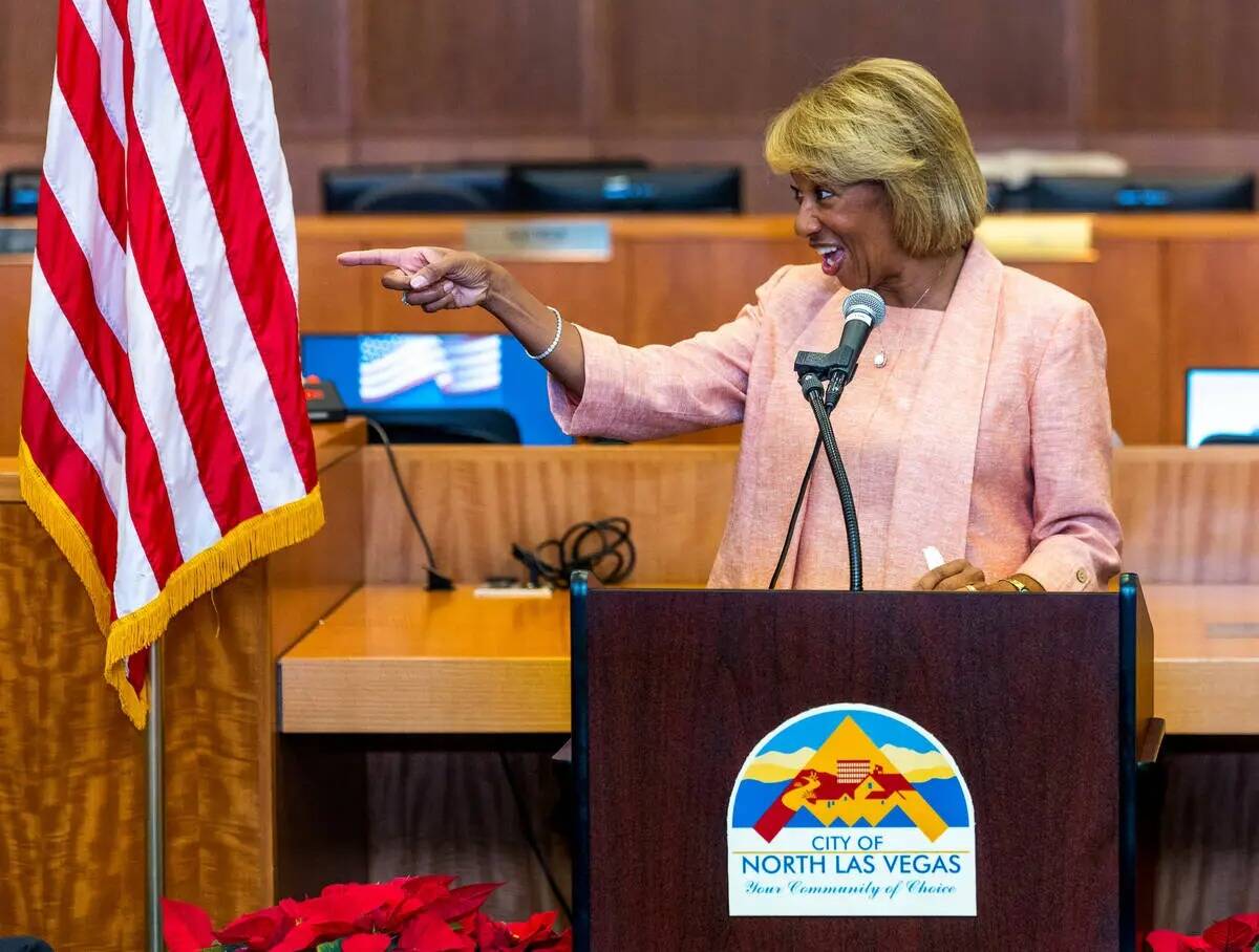 La alcaldesa de North Las Vegas, Pamela Goynes-Brown, en el centro, habla durante su toma de po ...
