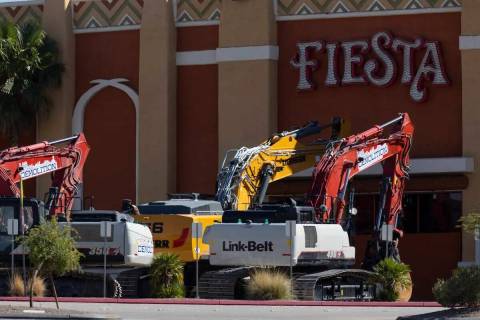 El equipo pesado se ve cerca de la entrada principal del hotel-casino Fiesta Henderson en Hende ...