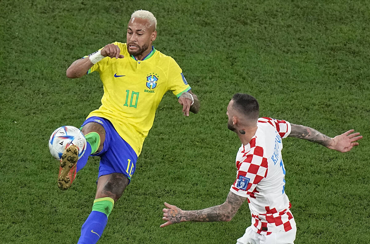Neymar de Brasil, izquierda, duelo por el balón con Marcelo Brozovic de Croacia durante el par ...