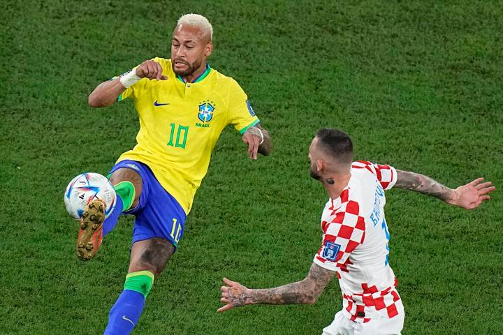 Neymar de Brasil, izquierda, duelo por el balón con Marcelo Brozovic de Croacia durante el par ...