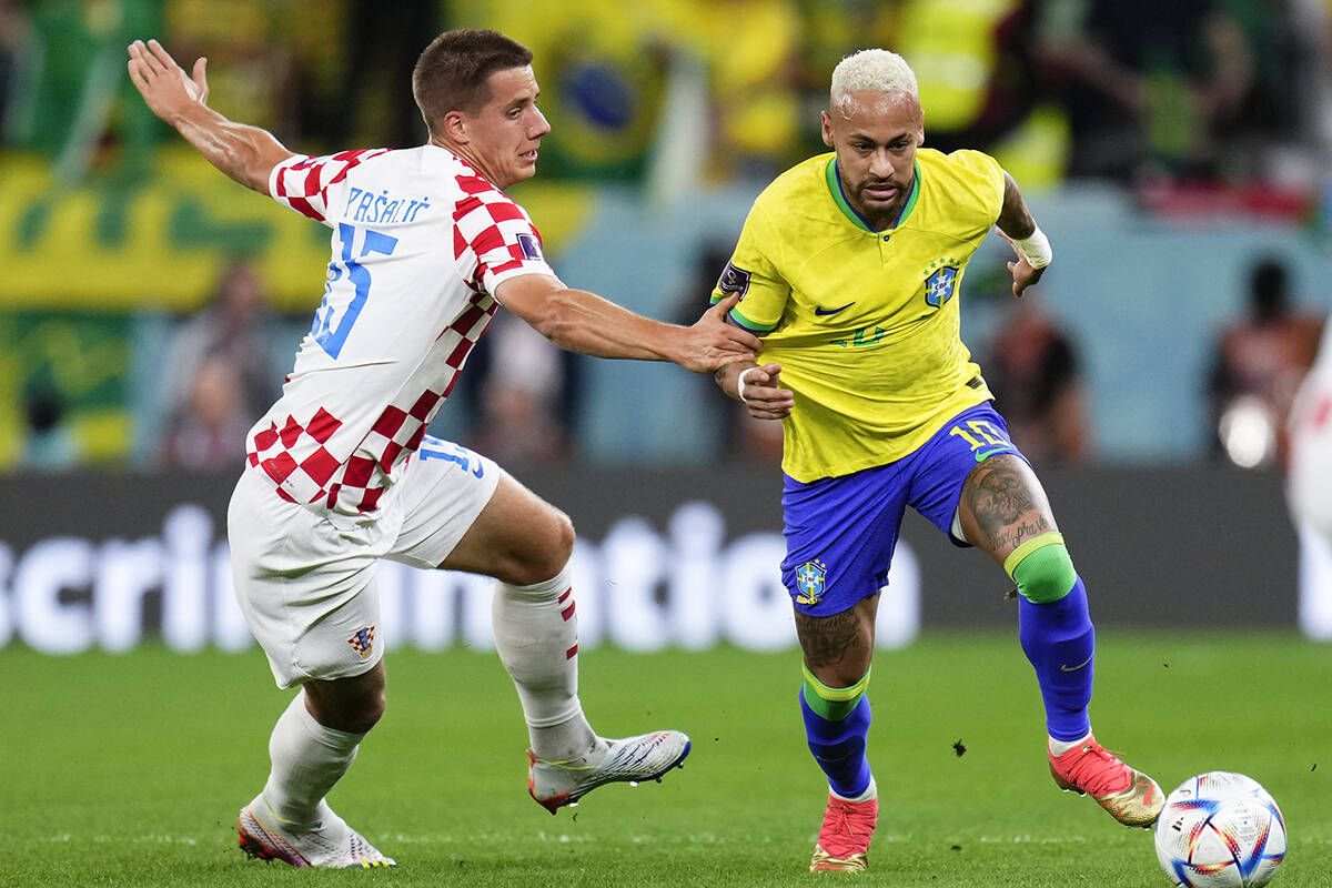 Mario Pasalic de Croacia jala a Neymar -de Brasil- durante el partido de fútbol de cuartos de ...