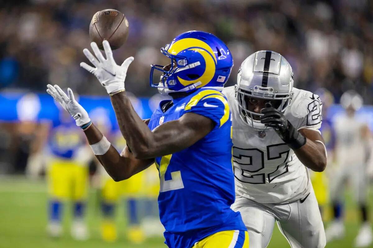 El wide receiver de Los Angeles Rams Van Jefferson (12) anota el touchdown del empate sobre el ...