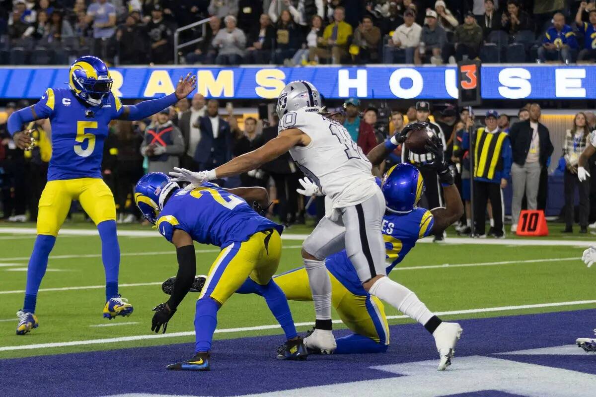 El linebacker de Los Angeles Rams Ernest Jones (53) intercepta al quarterback de los Raiders De ...