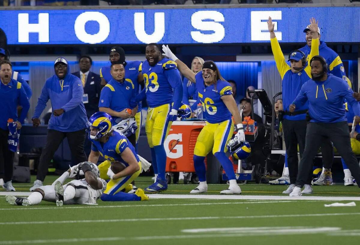 La línea de banda de Los Angeles Rams celebra una captura realizada por el wide receiver de Lo ...