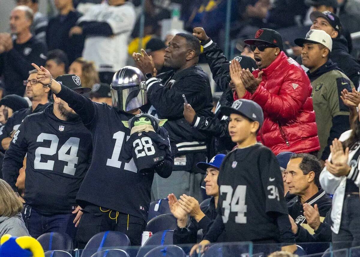Aficionados de los Raiders animan durante la primera mitad de un partido de la NFL contra Los A ...