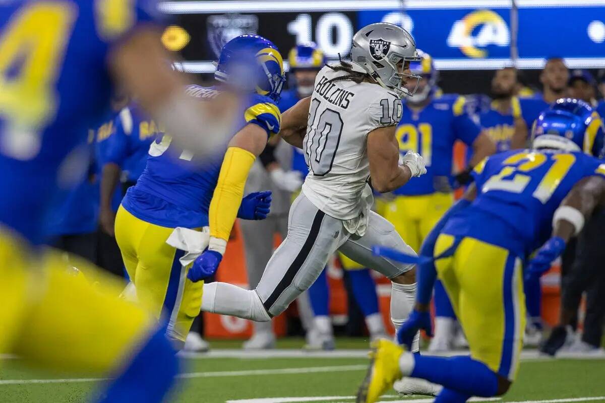 El wide receiver de los Raiders Mack Hollins (10) corre mientras el defensive tackle de Los Ang ...