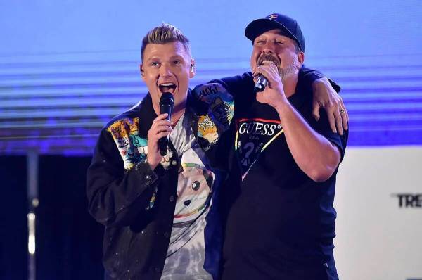 Nick Carter, a la izquierda, y Joey Fatone se presentan en Bingo Under the Stars el viernes 18 ...