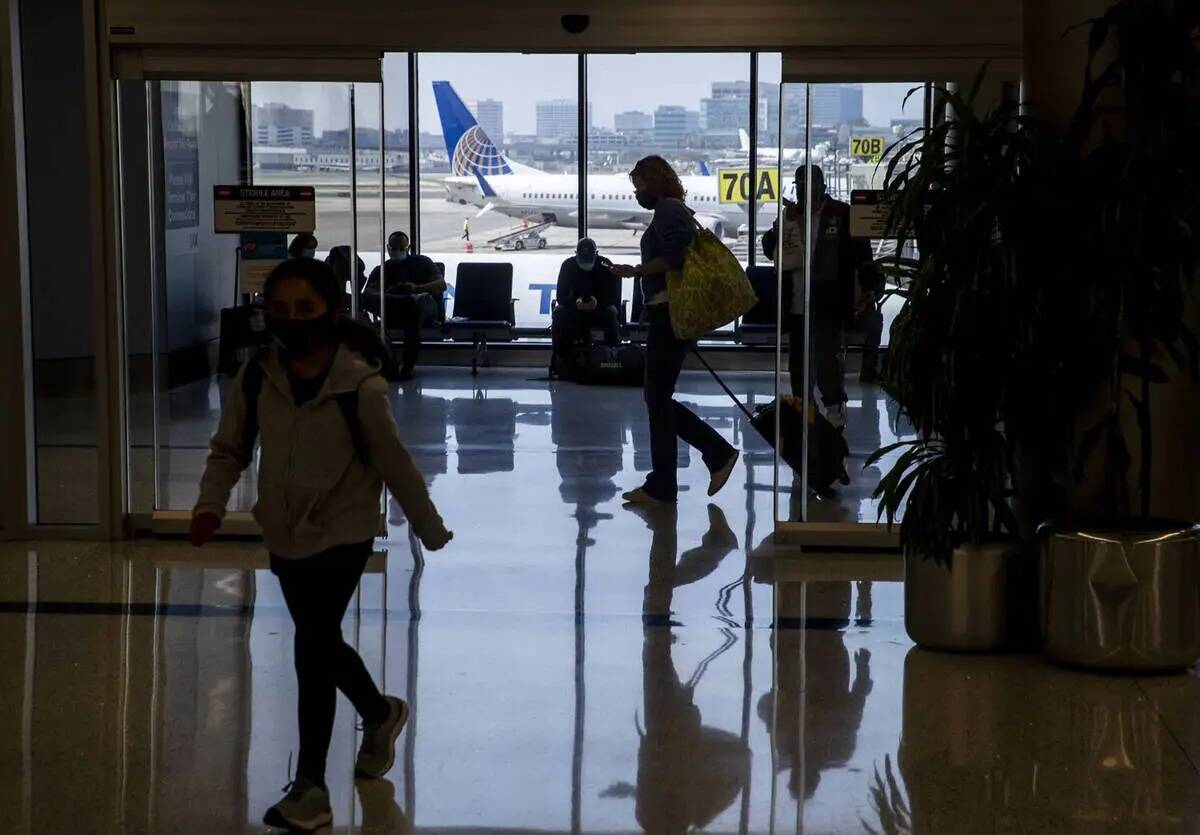 Viajeros aéreos navegan por la Terminal 7 del Aeropuerto Internacional de Los Ángeles. El Dep ...