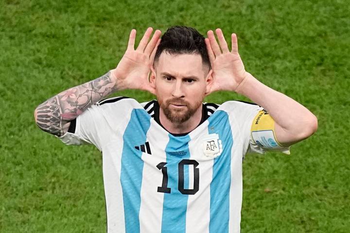 Lionel Messi de Argentina celebra después de anotar durante el partido de fútbol de cuartos d ...