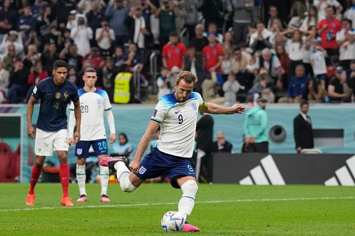 El capitán de la selección inglesa de fútbol, Harry Kane, anota el primer gol de su equipo, ...