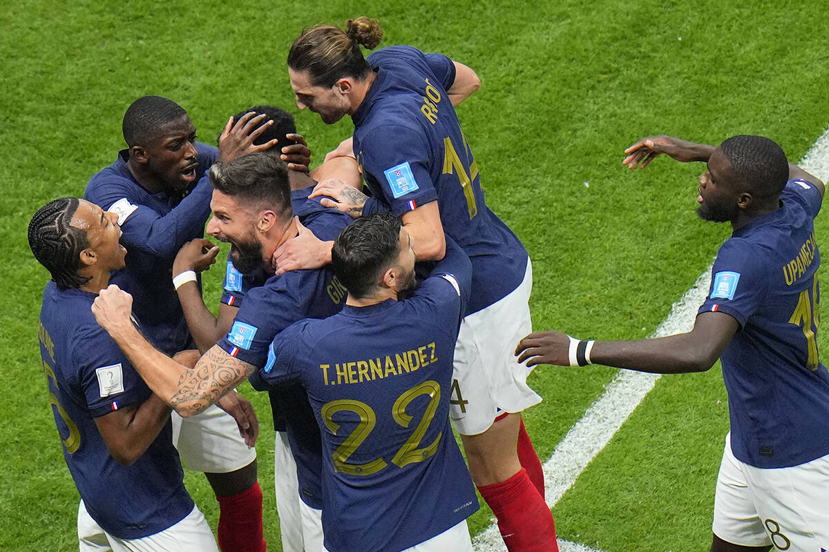 Los jugadores de Francia celebran después de que el francés Aurelien Tchouameni anotó el pri ...