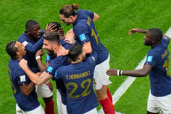 Los jugadores de Francia celebran después de que el francés Aurelien Tchouameni anotó el pri ...