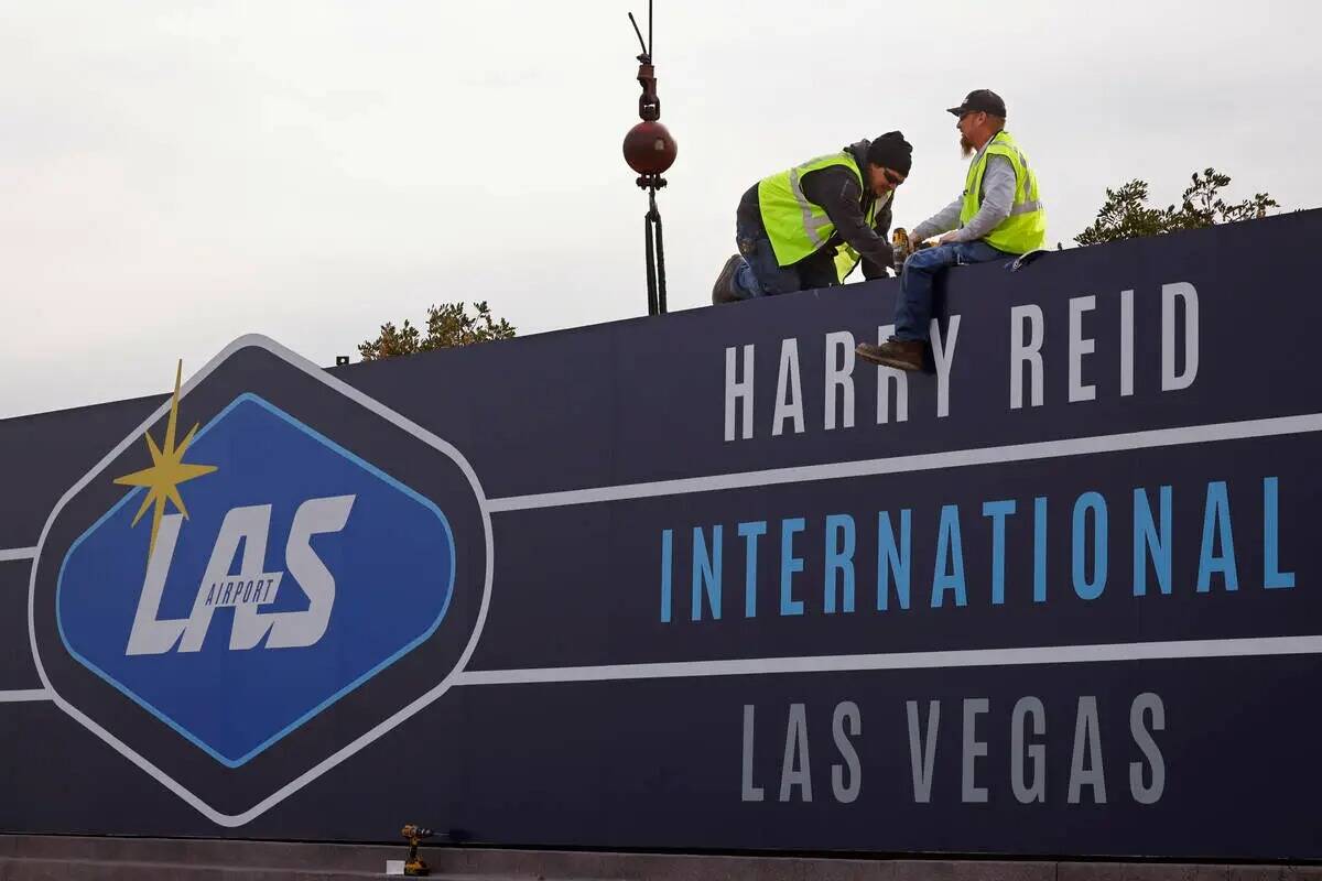 Trabajadores cambian la señalización del Aeropuerto Internacional McCarran a Harry Reid en Ko ...