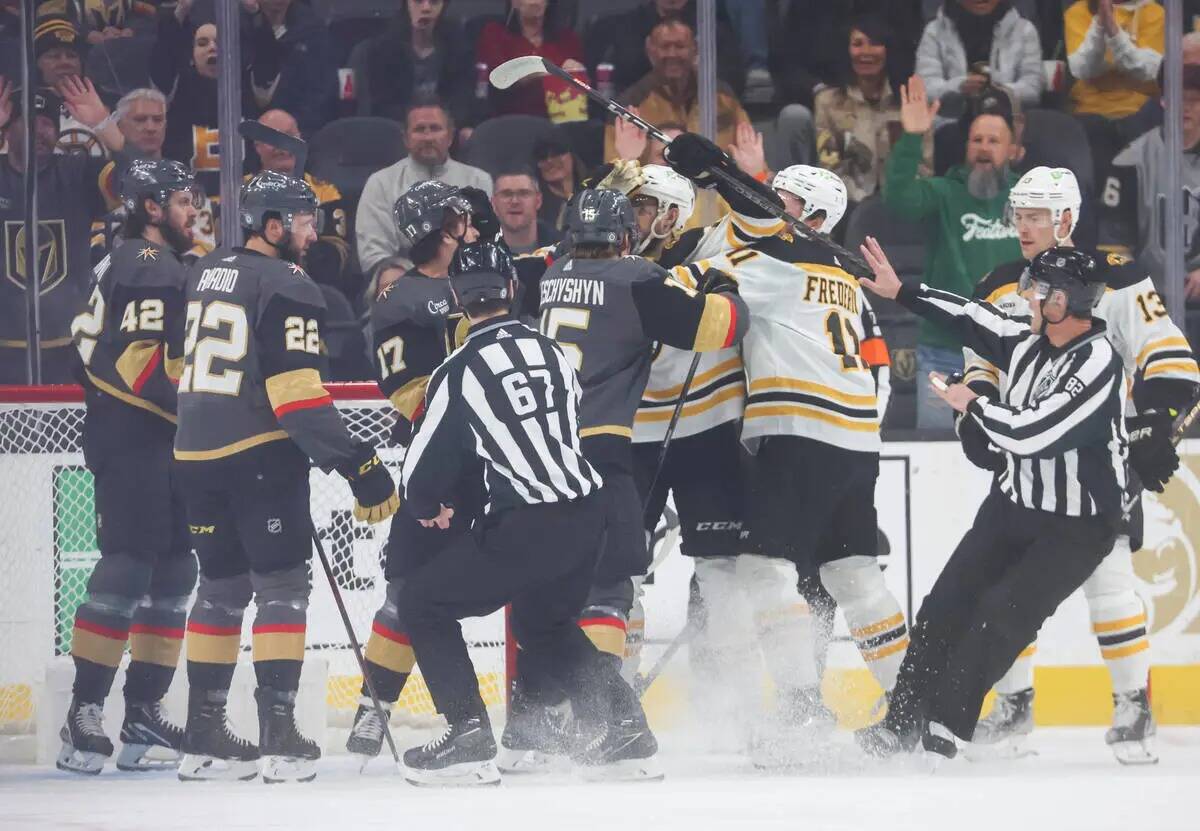 Los jugadores de los Golden Knights se enzarzan en un altercado con los Boston Bruins durante e ...