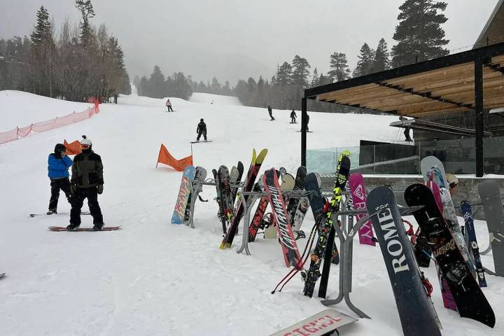 Unos 700 esquiadores y practicantes de snowboard disfrutaron de las pistas de Lee Canyon el dom ...