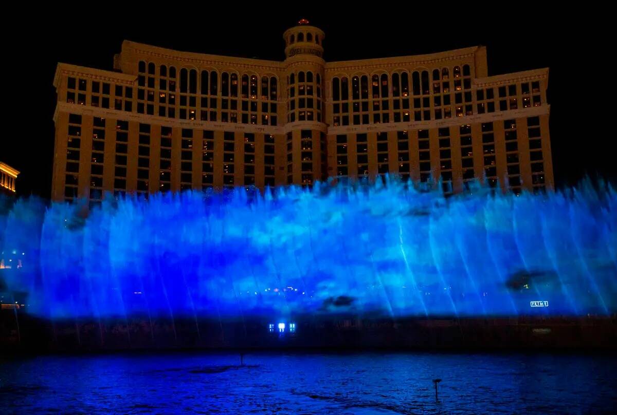 Un muro de llamas azules durante el debut del nuevo espectáculo acuático basado en "Game of T ...