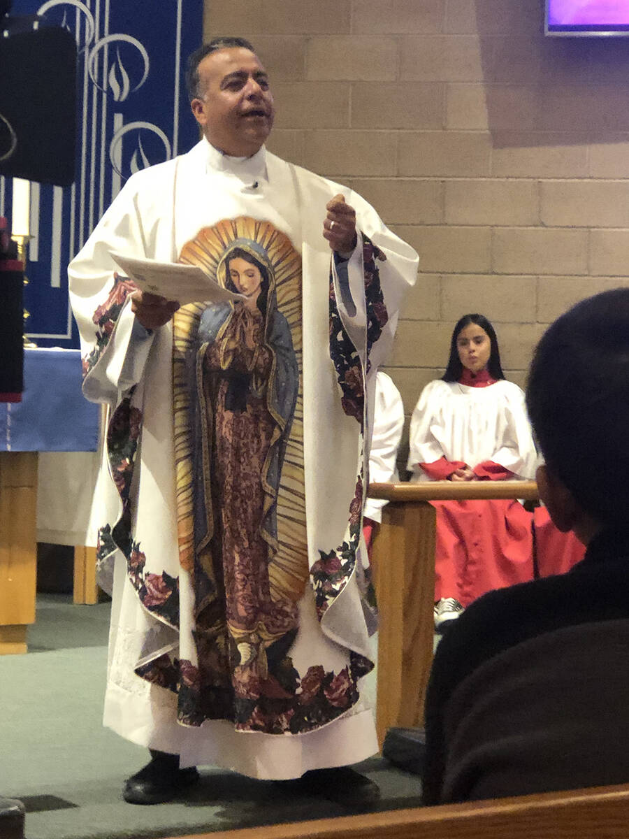 El padre Rafael Pereira celebra la misa en honor a la Virgen de Guadalupe en la iglesia Episcop ...
