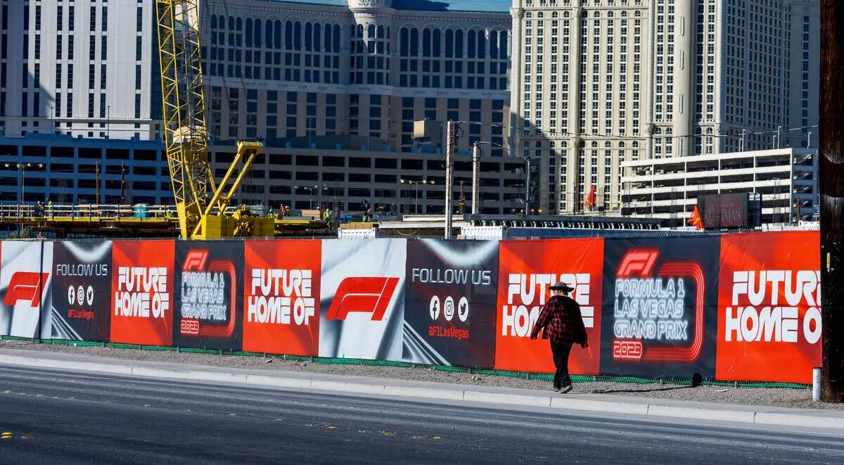 La construcción en los terrenos actuales de la Fórmula Uno continúa detrás de una valla con ...