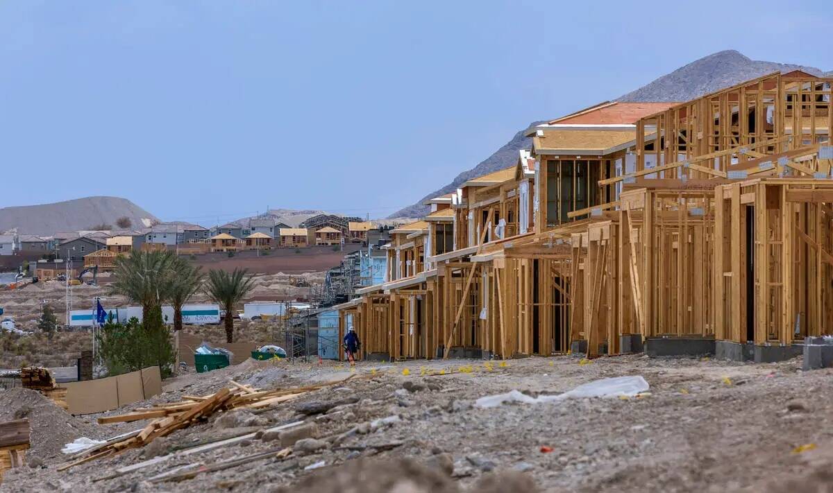 Continúa la construcción de nuevas viviendas en Centennial Heights el miércoles 27 de julio ...