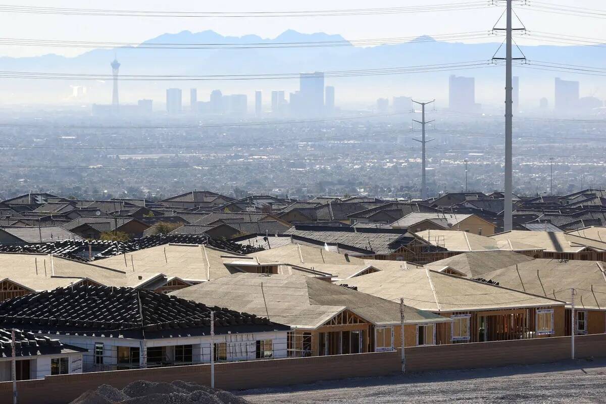 Vista del valle de Las Vegas desde un vecindario en construcción en la comunidad planificada S ...