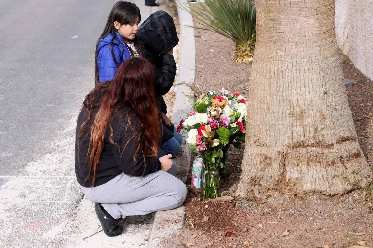 Rosario García, en primer plano, su hija Marissa, de seis años, y la madre Leticia colocan fl ...