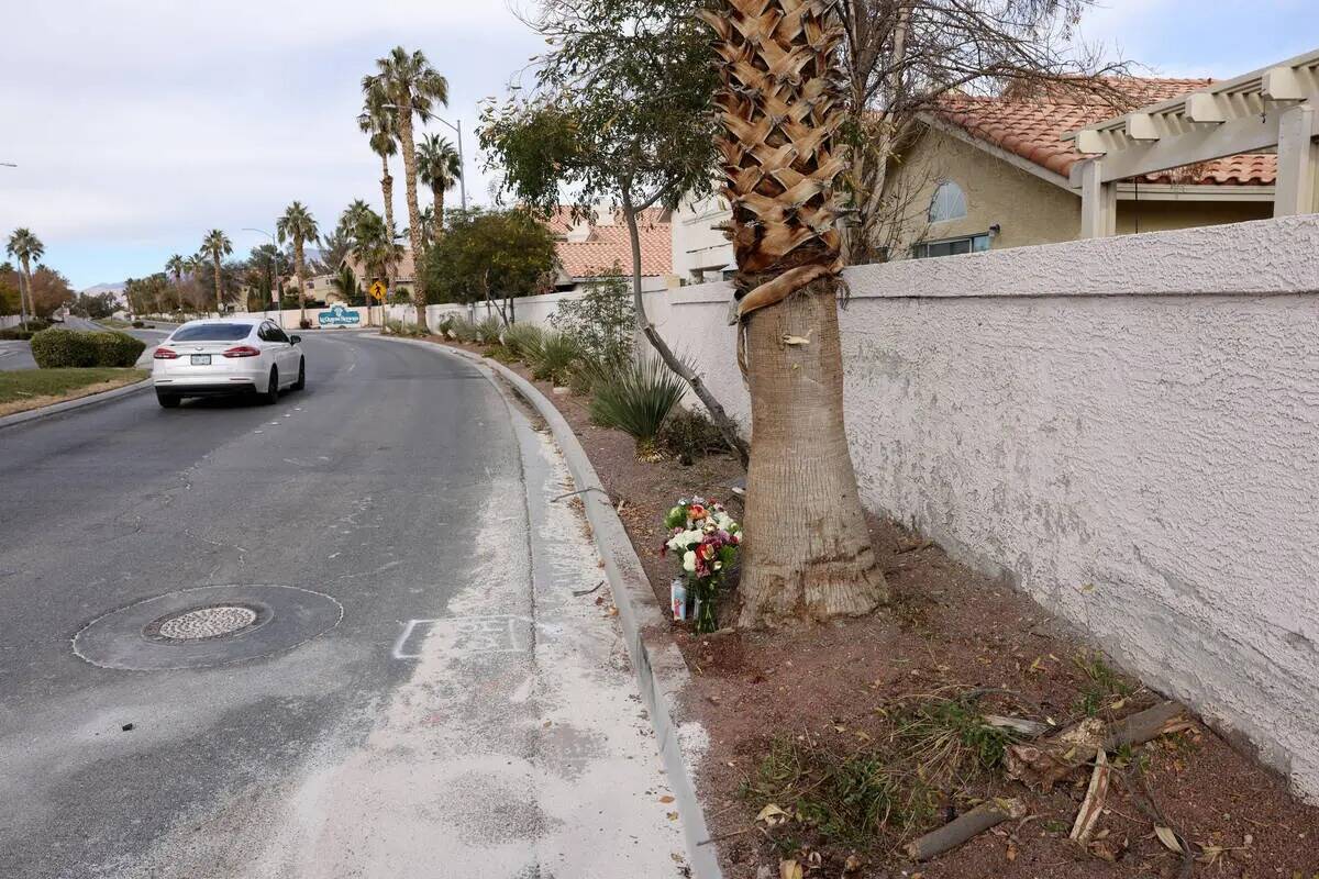 Un monumento improvisado en el sitio de un accidente mortal en la cuadra 5000 de North Scott Ro ...