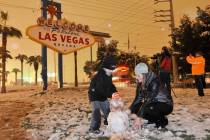 Landen Severson, de seis años, y su madre, Carly Ward, construyen un muñeco de nieve al pie d ...