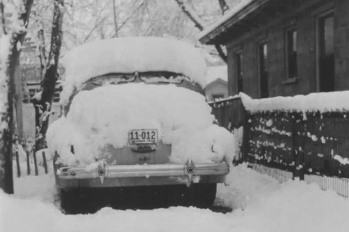 Un auto cubierto de nieve estacionado en 1939. (Colección Harold Stocker, Colecciones Especial ...