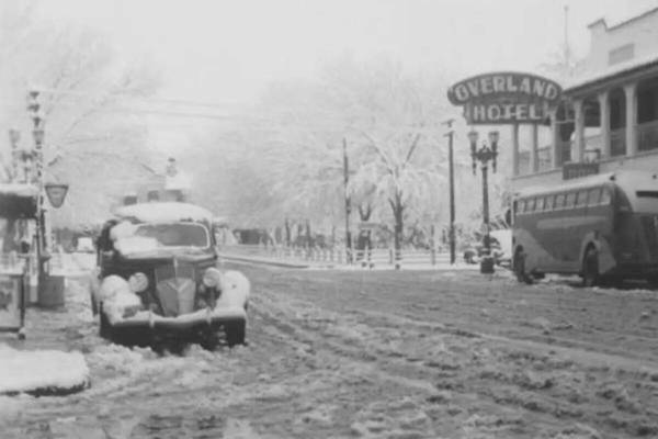 Autos cubiertos de nieve en Fremont Street en la década de 1930. (Colección Harold Stocker, U ...