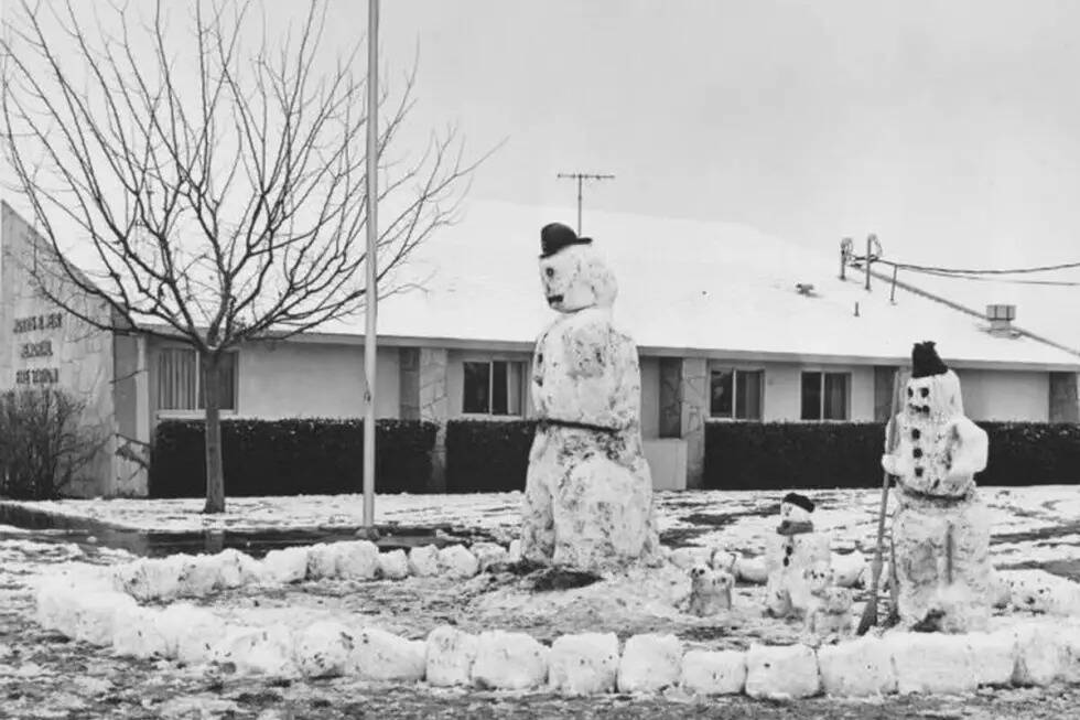 Una familia de muñecos de nieve sobre el césped de la estación de bomberos Morris R. Weir Me ...
