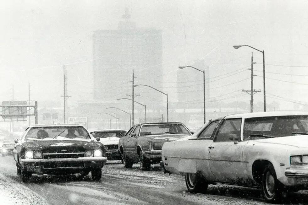 Personas conducen por la nieve durante una nevada en 1979. (Leonard Ignelzi/Las Vegas Review-Jo ...