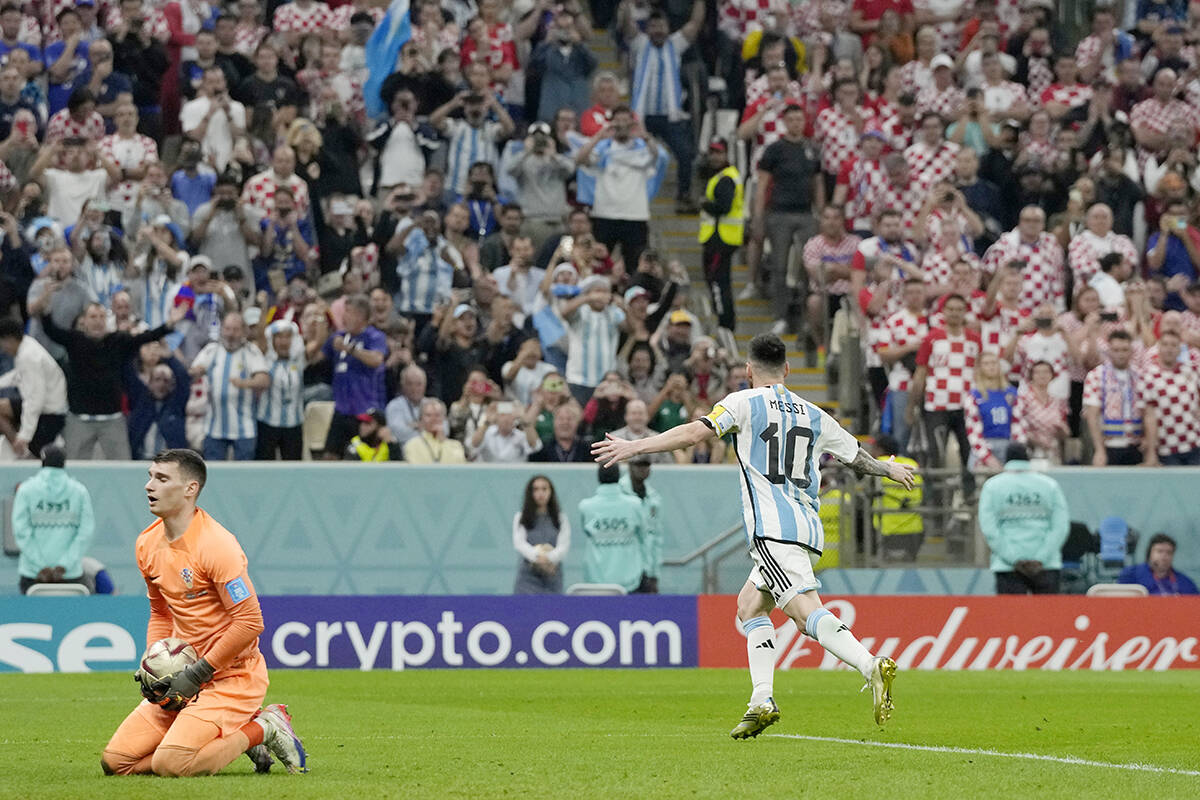 Lionel Messi de Argentina celebra después de anotar el primer gol desde el punto de penalti du ...