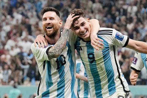 Lionel Messi de Argentina, a la izquierda, y Julián Álvarez de Argentina celebran después de ...
