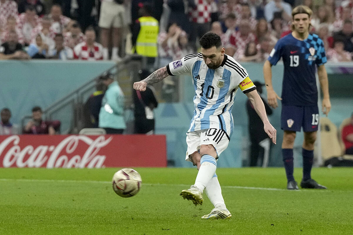 Lionel Messi de Argentina anota el primer gol desde el punto penal, durante el partido de fútb ...