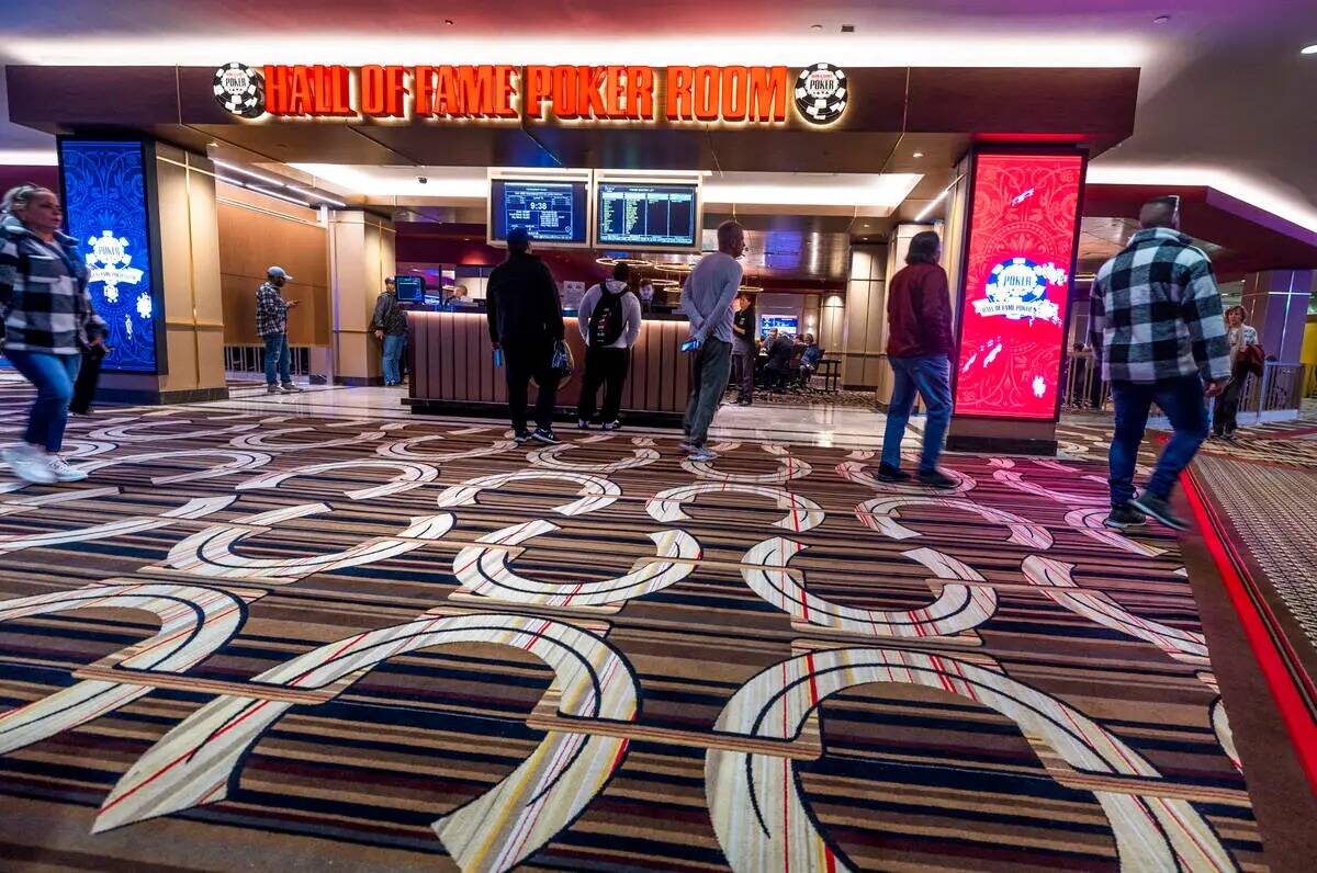 Una nueva alfombra de herradura rodea la entrada a la sala de póker Hall of Fame Poker Room en ...